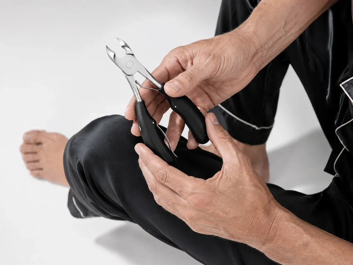 <strong>Präzises Trimmen</strong> Rund um die Nagelränder